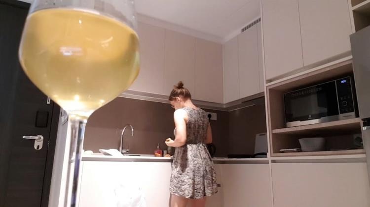 Anna - Scat Video 7049 Little Miss Kinky - Breakfast Is Served - FullHD (2021)