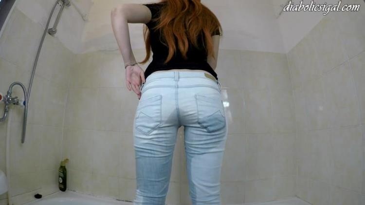 janet - Piss and Shit in Light Jeans - 4k (2021)