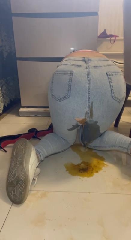 Diarrhea Without Taking Off Jeans, by Hot Chinese Woman. P1 - SD (2025)